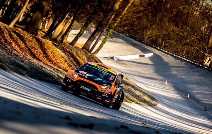 Pembalap Moto2 Luca Marini yang juga adik tiri Valentino Rossi, melintas di lintasan dari sirkuit lama Monza