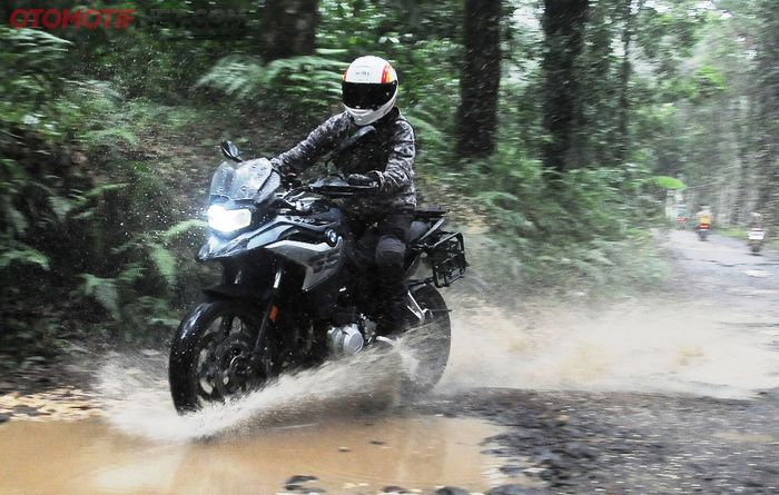 Posisi duduk BMW F 750 GS sangat nyaman