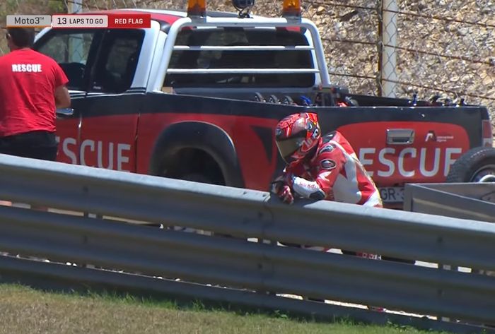 Mario Aji alami crash di FIM CEV Moto3 Portimao 2021