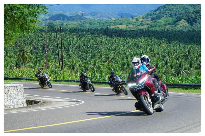 Honda Gold Wing memimpin barisan turing