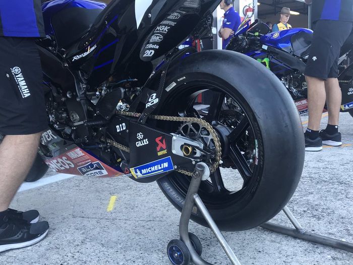 Pada sesi FP1 MotoGP San Marino, Valentino Rossi menjajal swing arm karbon