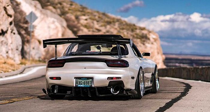 Tampilan belakang Mazda RX 7 1993 