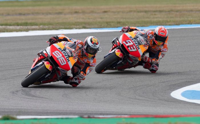 Marc Marquez (#93) menilai Jorge Lorenzo (#99) masih berjuang dengan motor Honda RC213V hingga di MotoGP Belanda