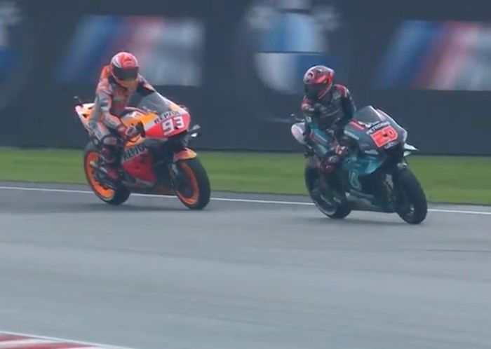 Sementara pembalap Repsol Honda, Marc Marquez mencoba mencari slipstream dengan mengikuti Fabio Quartararo