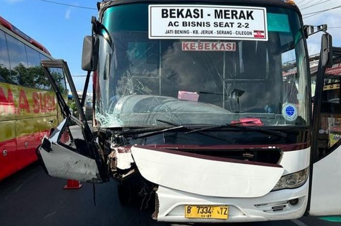 Adu banteng Toyota Vios dan Bus Prima Jasa bikin 5 orang di dalam kabin luka-luka
