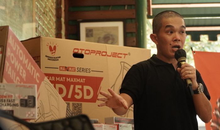 Martin, founder Otoproject tengah memaparkan beragam rencana aksesori baru