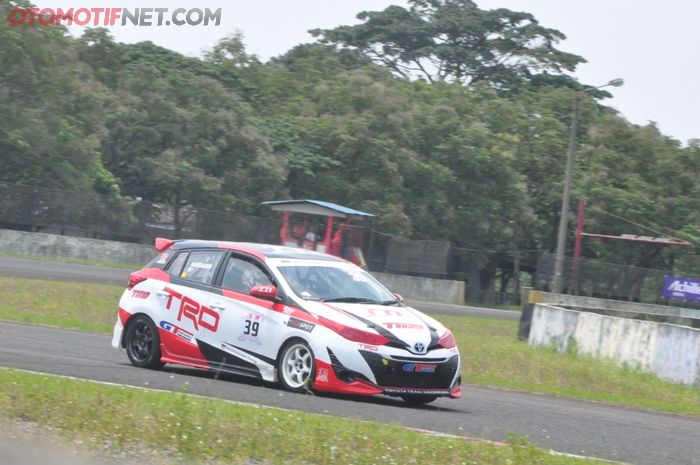 Mobil yang dipacu Haridarma Manoppo, lampu depannya ada stiker merah