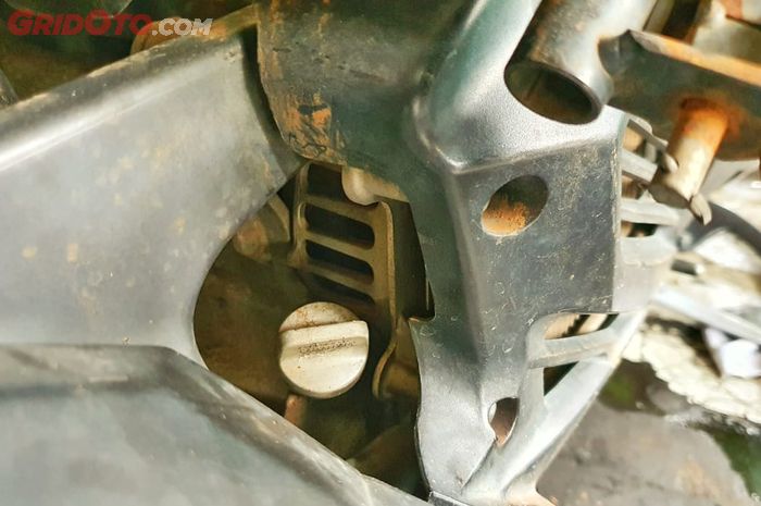 Lubang pembuangan sekaligus lubang hawa pada spul motor matic 