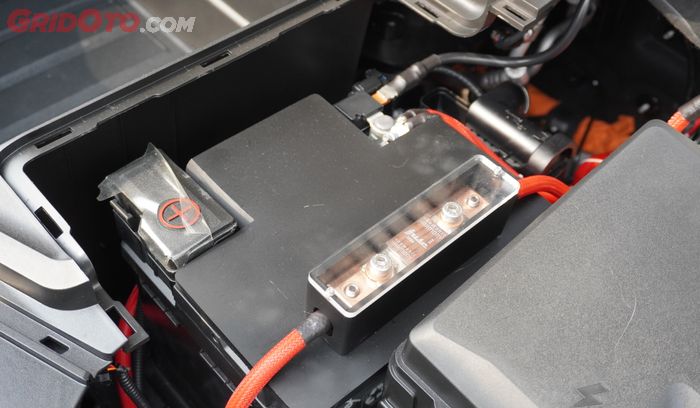 Jalur Kabel Audio Baru yang Terhubung ke Aki dan Grounding dengan Fuse (Sekring) dalam Modifikasi Audio Mobil