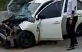 Nissan March Melaju 80 Km/Jam, Porak-Poranda Nempel Beton, Airbag Ngembang