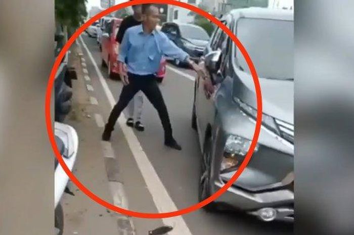 Pria paruh baya nyaris mengepruk pengemudi Mitsubishi Xpander menggunakan batu bata di Jl Boulevard Barat Raya, Kelapa Gaging, Jakarta Utara