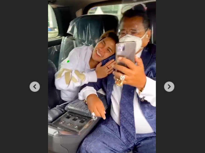 Nikita Mirzani bersandar di pundak Hotman Paris saat duduk di kabin Lexus LM 350