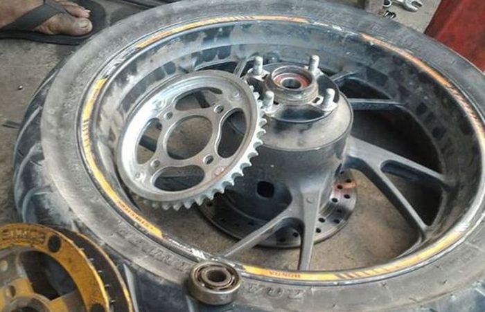 Bearing belakang yang terkena beban ekstra dijamin cepat jebol