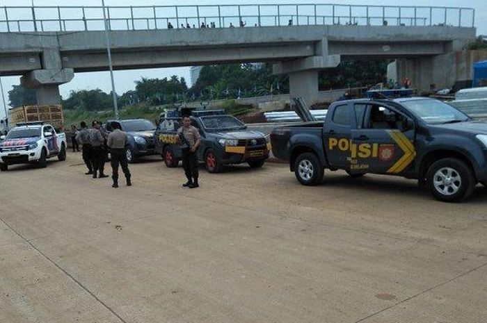 ILustrasi, Aparat Satuan Lalu Lintas (Lantas) dan Sabhara Polres Tangerang Selatan (Tangsel) saat menggelar operasi balap liar yang dilakukan di proyek pembangunan Jalan Tol Serpong - Pondok Aren.