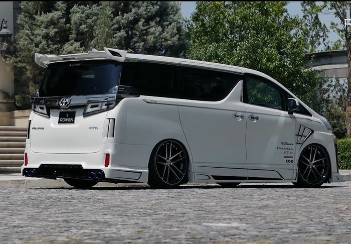 Tampilan belakang modifikasi Toyota Vellfire garapan Rowen, Jepang