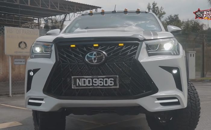 Tampilan depan Toyota Hilux mengadopsi gaya Lexus