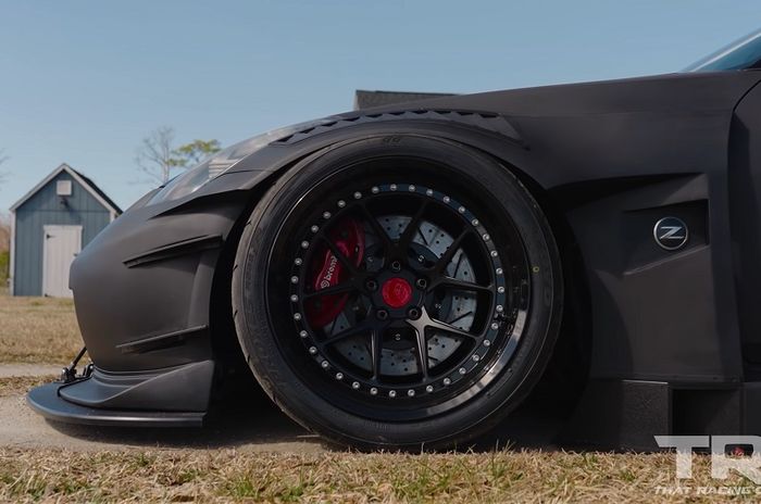 Modifikasi Nissan 350Z ditopang pelek model Y-Spoke warna hitam