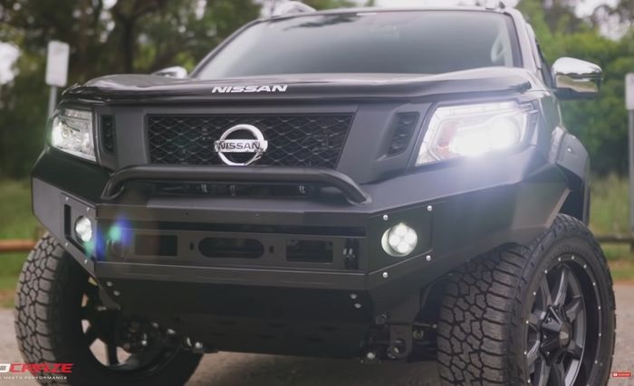 Tampilan depan modifikasi Nissan Navara dipasangi bull bar kokoh dan tangguh