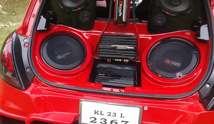 Satu set audio custom juga ikut diberikan pada kabin Suzuki Swift ini