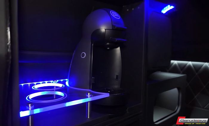 Coffee maker juga tersaji di kabin mewah modifikasi Toyota HiAce Premio ini