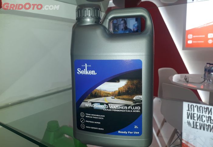 Windshield washer fluid Seiken terbuat dari bahan dasar methanol, air dan additive tersedia dalam kemasan 2 liter