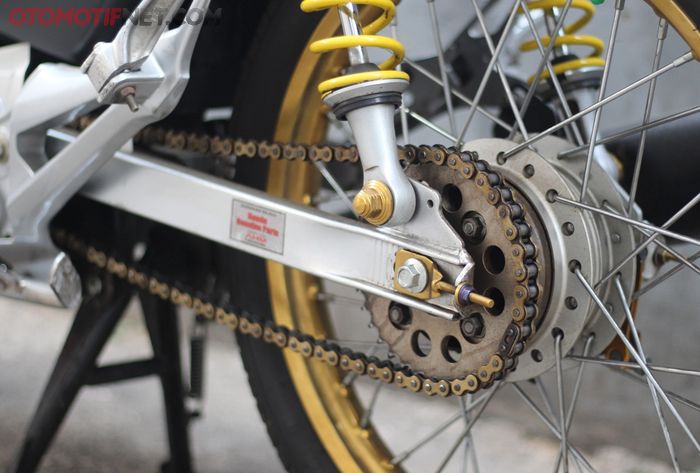 Periksa juga ketegangan rantai, setel jika tak sesuai standarnya