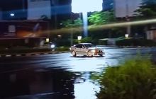 Mainan Orang Berduit, Dua BMW Seri 3 Pamer Drifting di Simpang PIM Kebayoran Lama