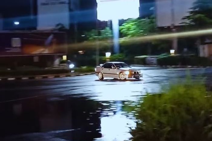 Aksi drifting BMW E36 di Simpang Pondok Indah Mall, Kebayoran Lama, Jakarta Selatan