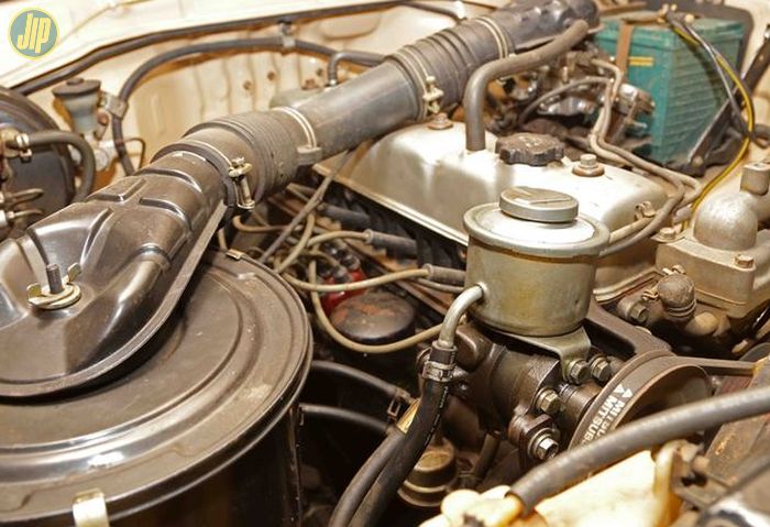  Mesin 3F 6 silinder inline OEM Toyota Land Cruiser FJ75 ini masih tetap dibiarkan apa adanya oleh Heri. 