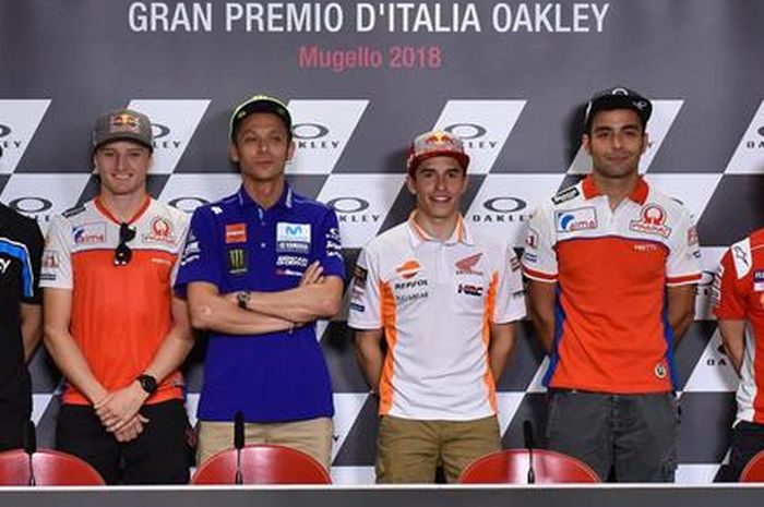 Valentino Rossi berdiri berdampingan dengan Marc Marquez di jumpa pers jelas MotoGP Italia, (31/5/208)