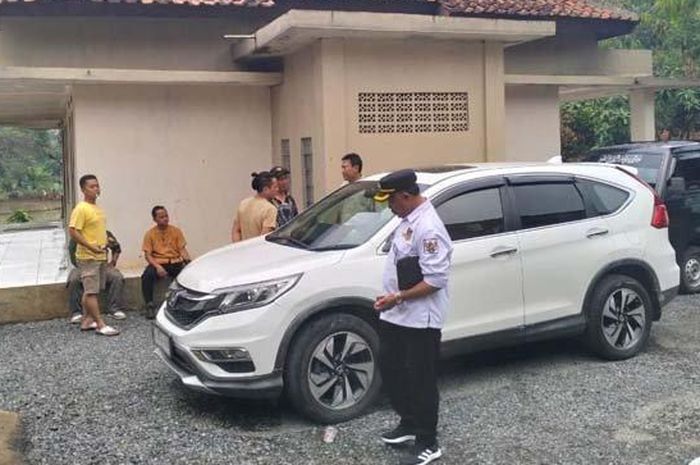 Honda CR-V kaca dipecah dadakan, duit ratusan juta raib seketika