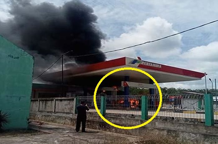 Dalam lingkaran kuning Suzuki Carry terbakar di dalam SPBU saat isi Pertalite di desa Galing, Sambas, Kalimantan Barat