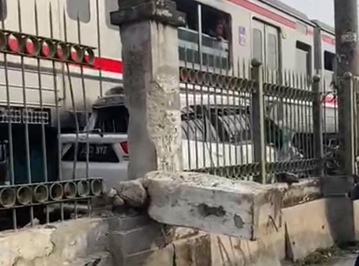 Honda Mobilio ringsek setelah ditabrak KRL Commuter Line di jalur Stasiun Citayam-Stasiun Depok