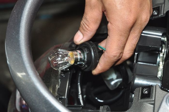 Ganti Bohlam Rem All New Honda Scoopy (gbr.4)