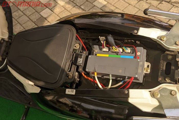 detail pemasangan baterai motor listrik Honda Scoopy hasil konversi bengkel SR Electric
