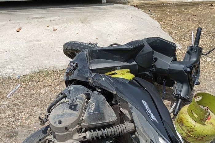 Honda BeAT dan dua tabung gas elpiji 3 Kg yang menjadi saksi bisu pengendaranya seorang ibu-ibu tewas terlindas truk tronton di desa Kebonagung, Demak, Jawa Tengah