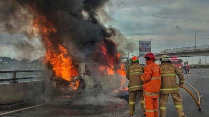 Toyota Land Cruiser Cygnus yang terbakar di tol Ir Wiyoto Wiyono, Senin (22/11/2021).