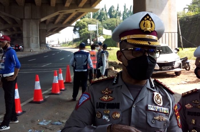 Dirlantas Polda Metro Jaya, Kombes Pol Latif Usman sedang mengatur lalu lintas