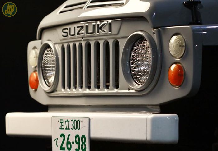 Headlamp Suzuki LJ80Q ini dipasangi aksesoris kawat ram yang pada zamannya jadi tren pada mobil retro