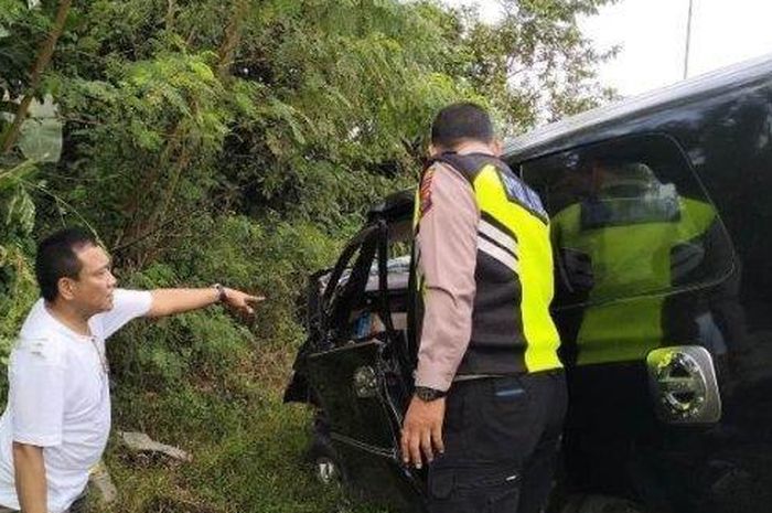 Kijang Innova rombongan wisudawan hantam truk di depannya hingga sebabkan 4 orang di dalam tewas