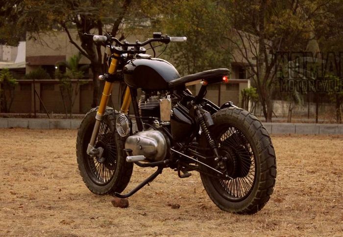 Royal Enfield Bullet iron cast engine custom scrambler dari Nomad Motorcycles
