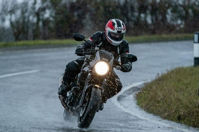 Ilustrasi riding saat cuaca hujan 