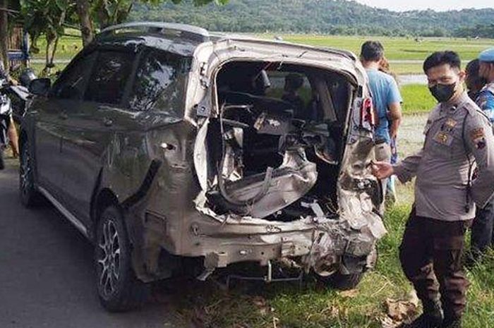 Kondisi Suzuki XL7 nopol B 2826 TRE setelah ditebas KA Argo Wilis di Prambanan, Klaten, Jawa Tengah