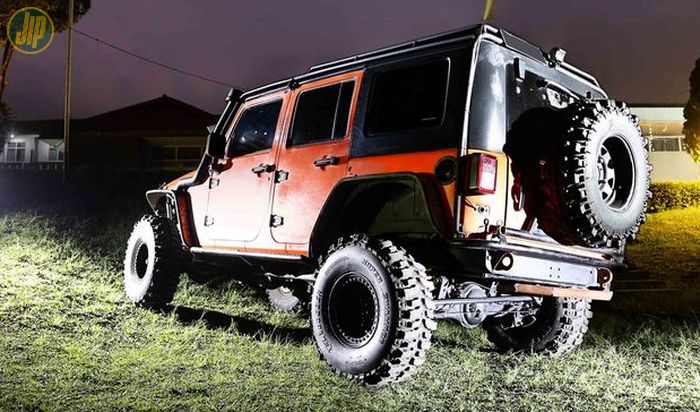 Jeep JK Wrangler ini dipasangi ban super swamper TSL Bogger dan perangkat off-road lainnya.