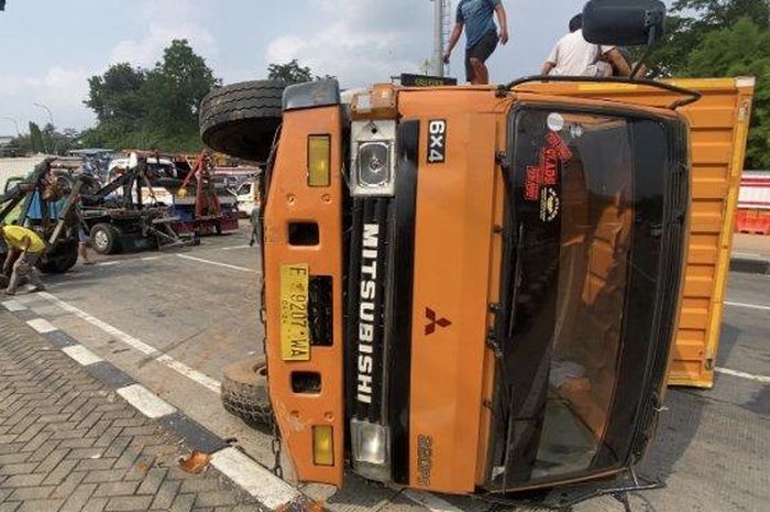 Ilustrasi truk rem blong dan berakhir kecelakaan