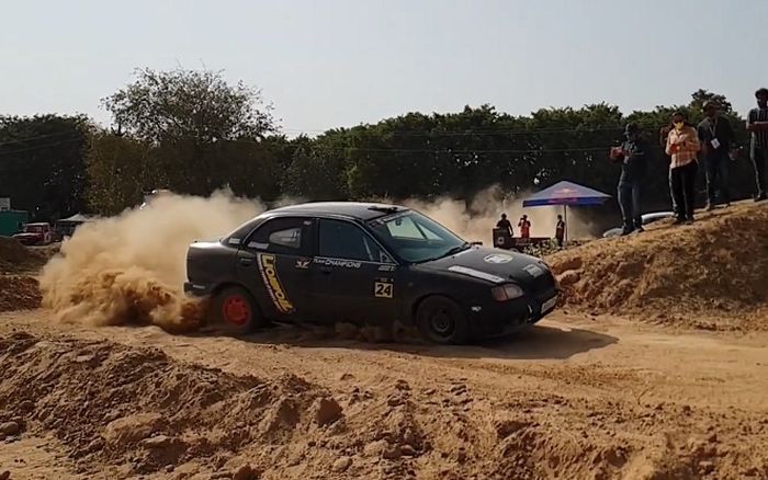 Modifikasi Suzuki Baleno sedan dengan berpenggerak 4x4