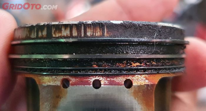 Ring piston motor matic yang macet penyebab hilangnya kompresi mesin atau loss kompresi 
