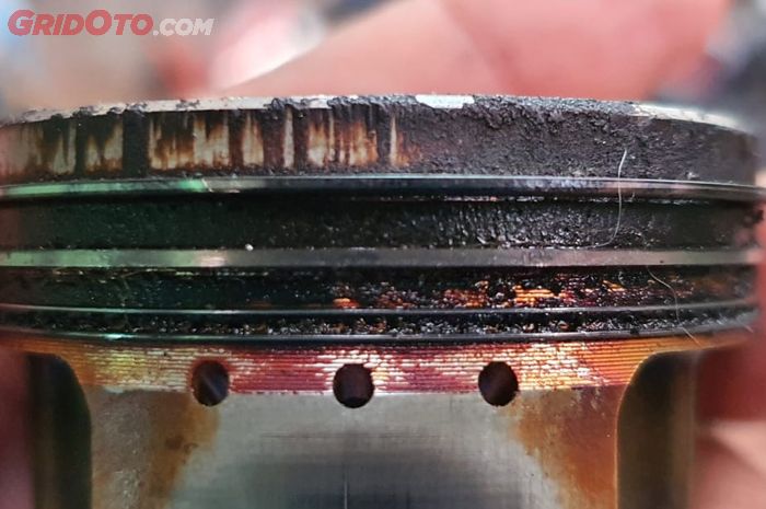 Ilustrasi ring piston yang ang macet penyebab hilangnya kompresi mesin atau loss kompresi 