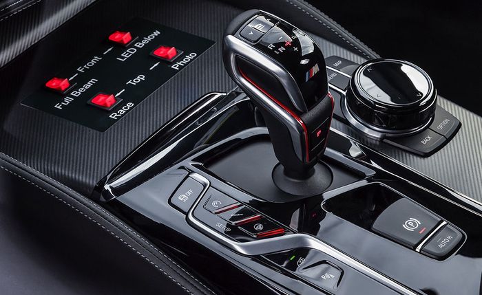 Ada tombol buat mengoperasikan lampu beam dan LED