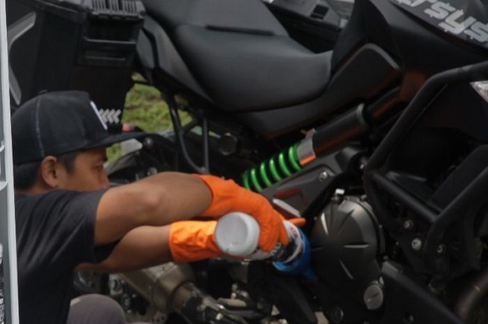 Proses ganti oli di motor Kawasaki Versys.